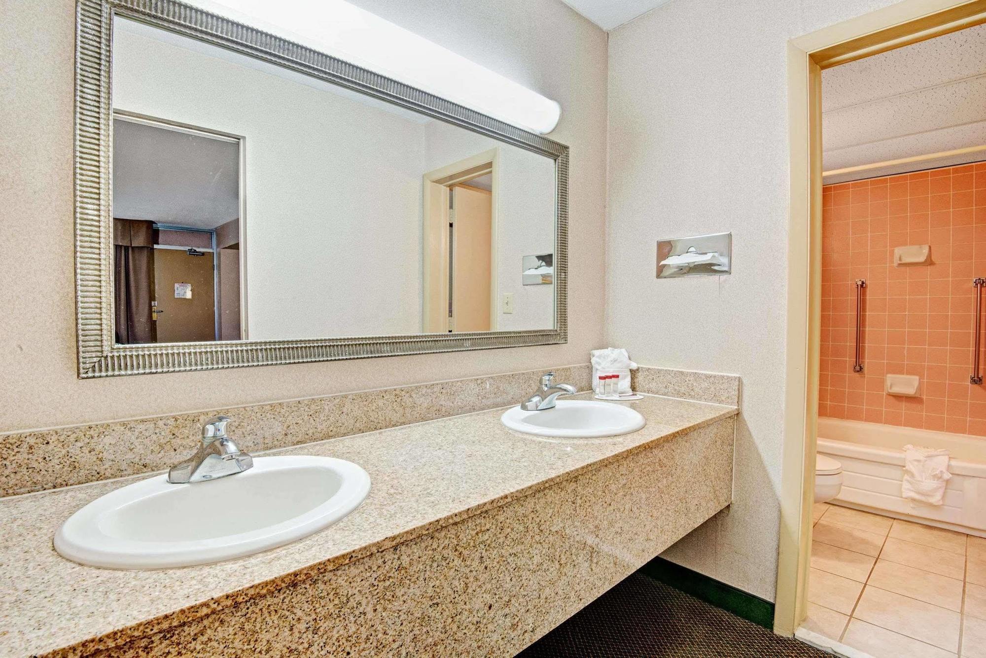 Ramada Overland Park Mission Εξωτερικό φωτογραφία